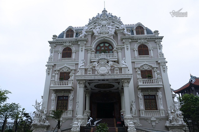 Lâu đài của đại gia Việt: Dát vàng 24k, xây cả nhà hát tráng lệ bên trong