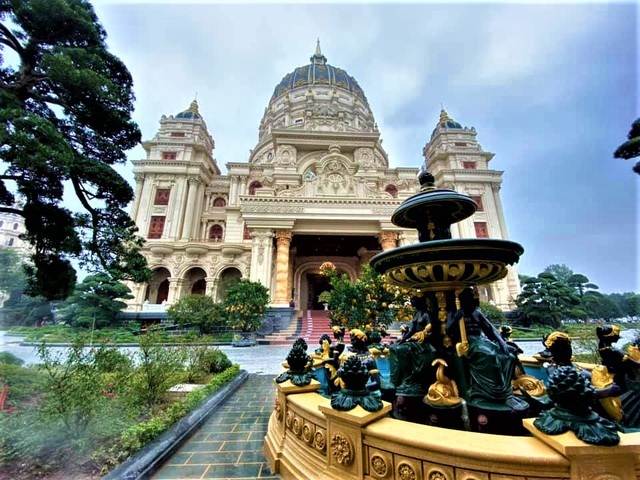 Lâu đài của đại gia Việt: Dát vàng 24k, xây cả nhà hát tráng lệ bên trong