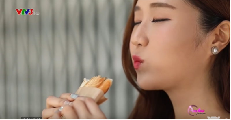 Cô gái Hàn Quốc xinh đẹp hết lời khen ngợi bánh mỳ của Việt Nam