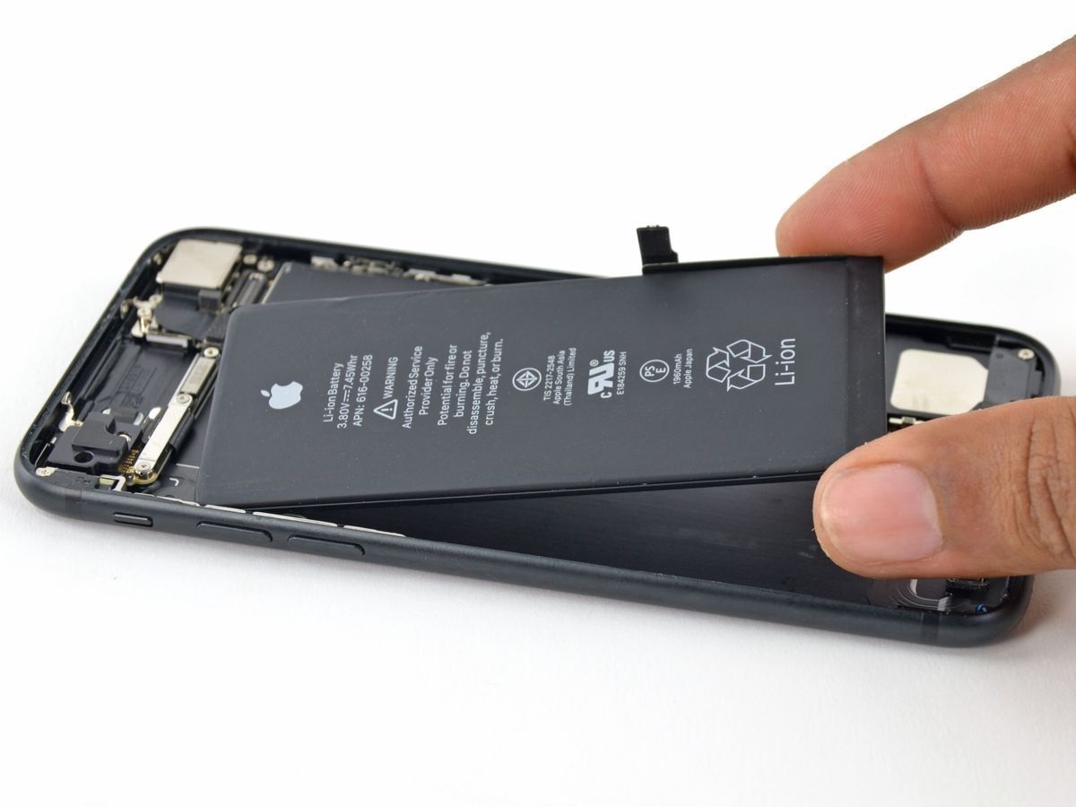 EU có thể sẽ bắt Apple dùng pin rời cho iPhone