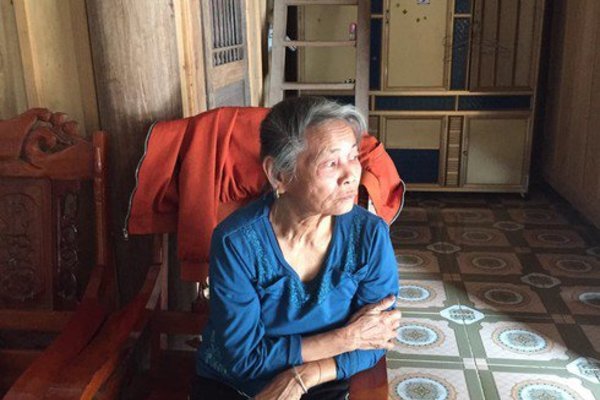 Điều chưa biết về hoàn cảnh đáng thương của bé gái viết thư “gửi mẹ ở xa” gây sốt