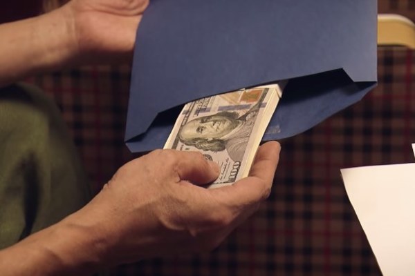'Sinh tử' tập 75, Chủ tịch Nghĩa lúng túng với phong bì đô la gửi tận nhà