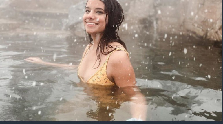 Suối nước nóng cho phép du khách tắm khỏa thân khi trời tối