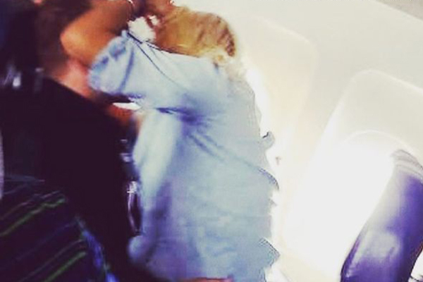 Cặp đôi hôn nhau cuồng nhiệt trên máy bay như chốn không người