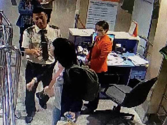 Nữ hành khách lao vào cắn nhân viên hàng không vì bị phát hiện đem quá cân