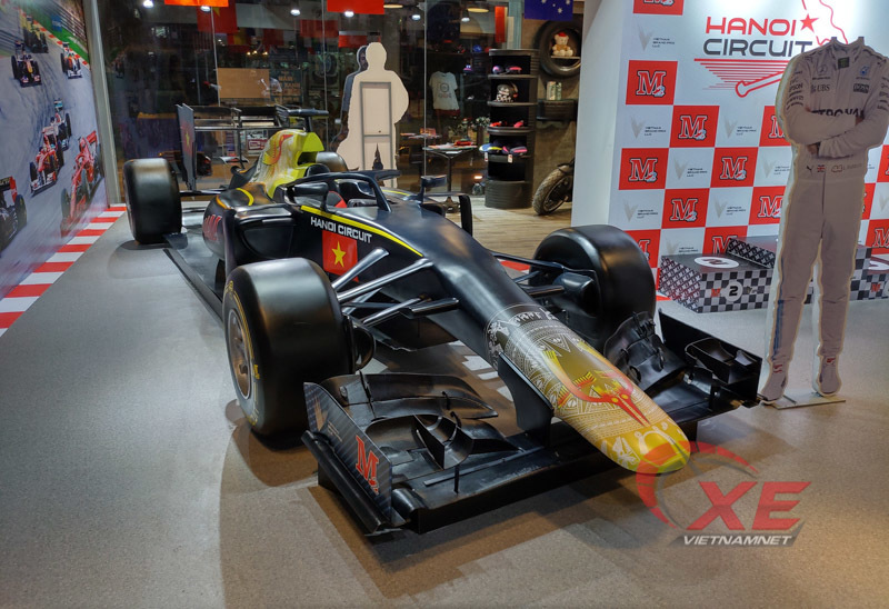 Cận cảnh mô hình xe đua F1 vừa xuất hiện trên đường phố Hà Nội