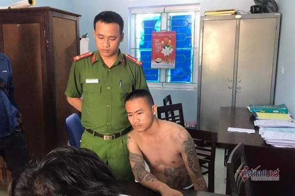 Con trai phó công an xã bị kẻ nghi ngáo đá đánh nhập viện