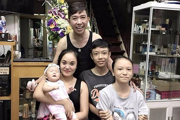 Sau vụ Long Nhật kể bị bắt ở động mại dâm nam, vợ anh uất nghẹn: 