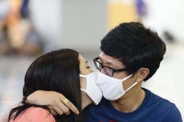 'Dịch bệnh chia cắt các đôi nhưng không thể ngăn cản tình yêu của họ'