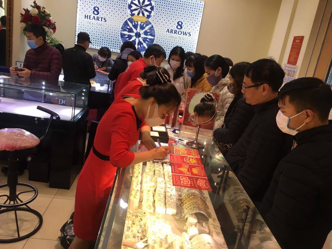 Giá vàng hôm nay 5/4: Giữ sức chờ thời