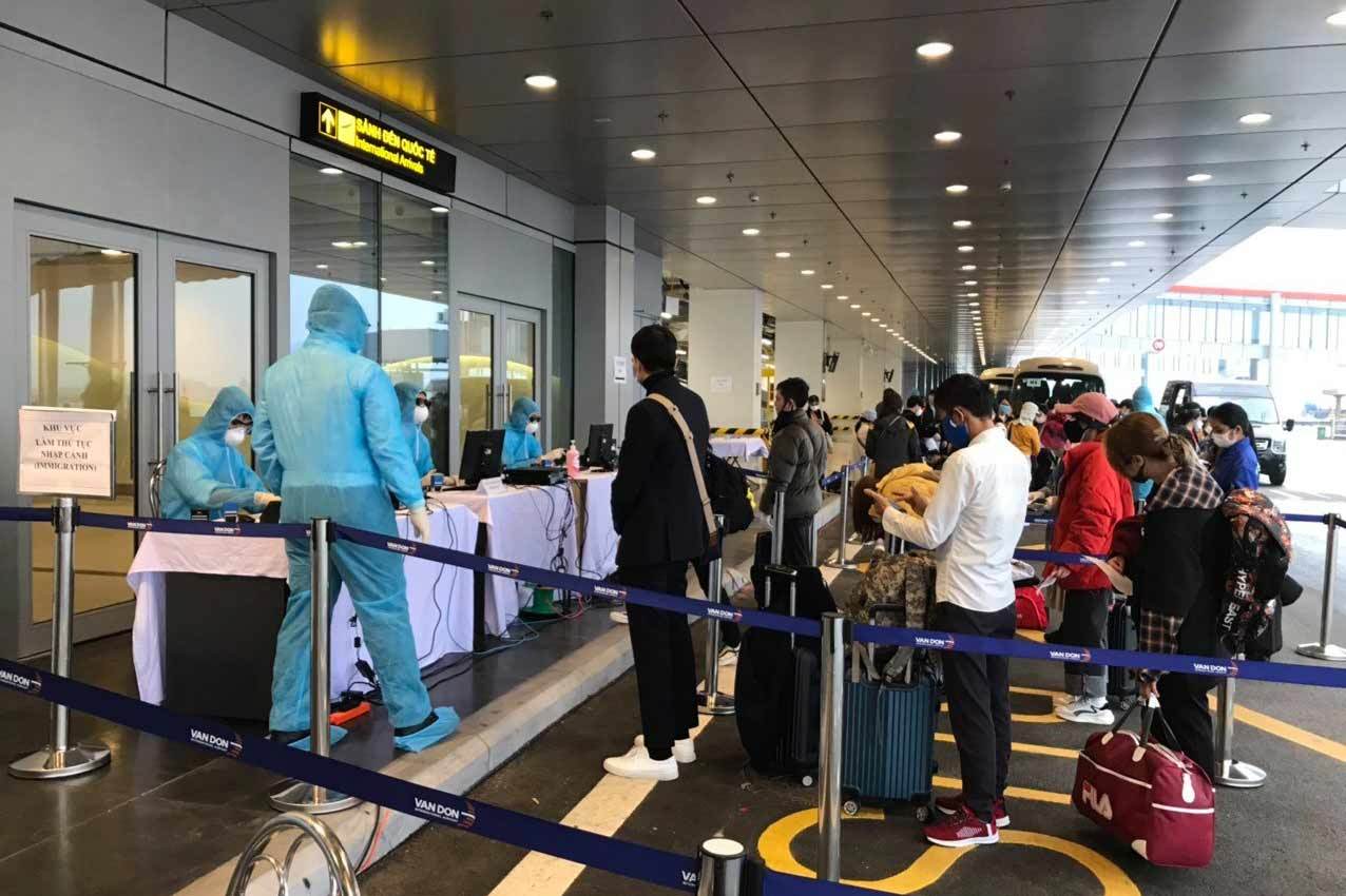 Chuyến bay đầu tiên đưa 229 khách từ Hàn Quốc xuống sân bay Vân Đồn