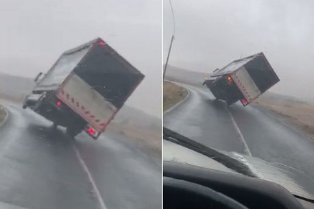 Khoảng khắc xe tải bị lật nghiêng do gió lớn tại Ireland