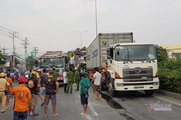 Xe tải bẹp dúm vì tông đuôi container, 3 người chết thảm