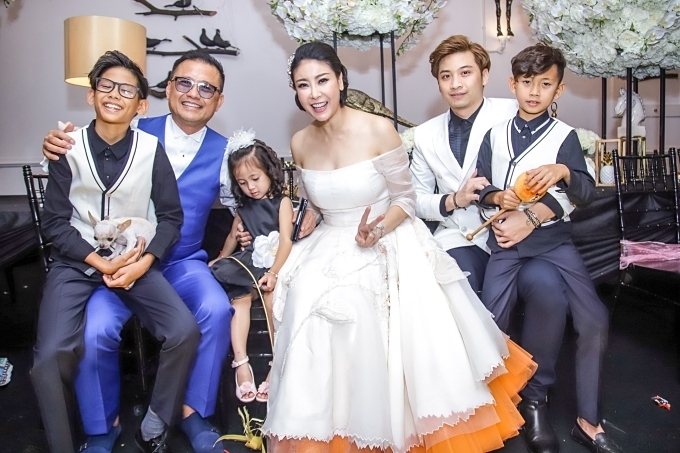 Con Trai Rieng Của Chồng Ha Kiều Anh Cao Tren 1m80 Co Mau Kinh