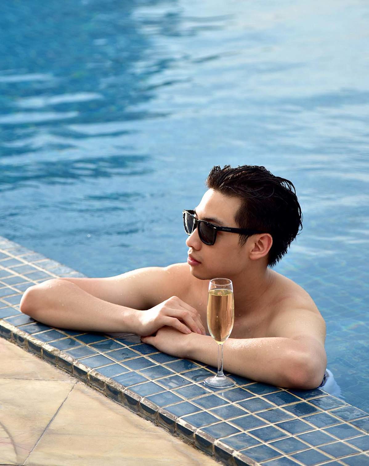 28 tuổi, con trai riêng của chồng Hà Kiều Anh cao 1m80, làm chủ nhà hàng