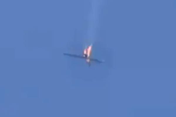 Khoảnh khắc hai phi công Syria thoát khỏi chiến cơ bị Thổ bắn cháy