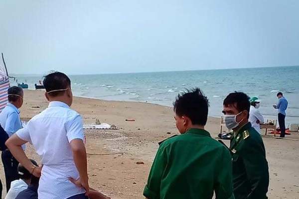 Thi thể nam giới không mặc áo dạt vào biển Hà Tĩnh