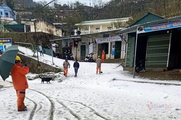Mưa đá đập vỡ kính, ào ào tràn vào nhà ở Lai Châu