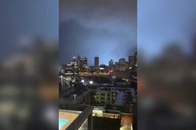 Lốc xoáy khổng lồ tàn phá khủng khiếp thành phố Mỹ