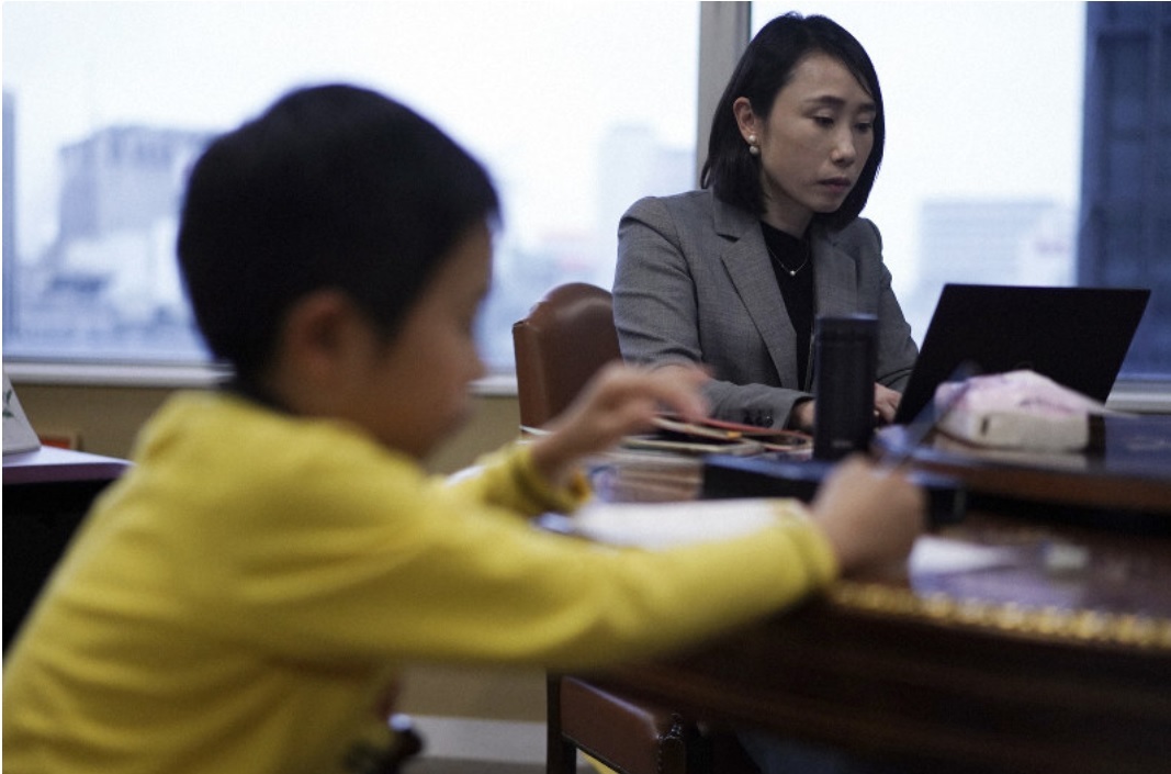 Những bà mẹ Nhật Bản “sợ mất việc hơn cả Covid-19”