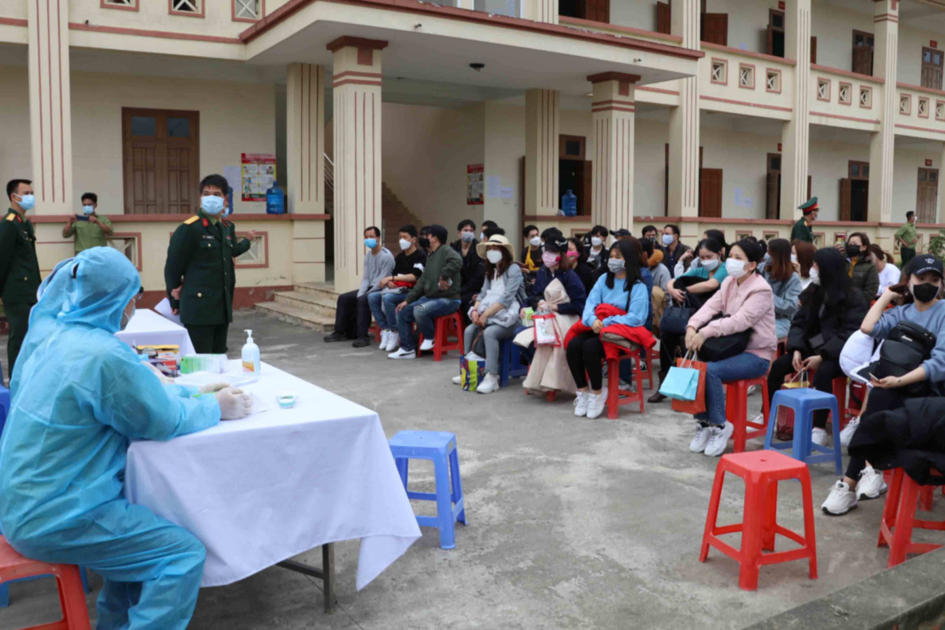Lần đầu tiên gần 200 người về từ Hàn Quốc được cách ly ở Ninh Bình