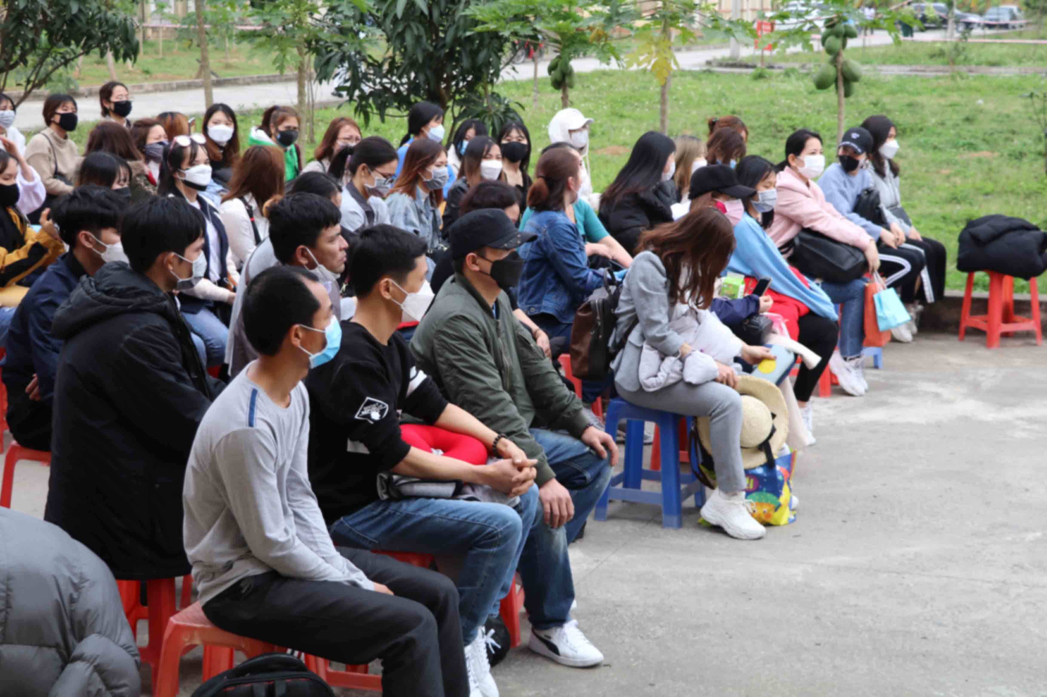 Lần đầu tiên gần 200 người về từ Hàn Quốc được cách ly ở Ninh Bình