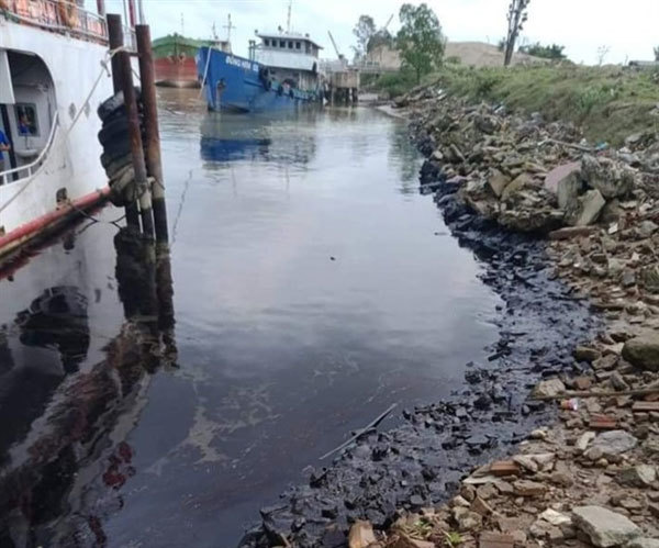 Police investigate oil leak in Ha Tinh’s Lam River