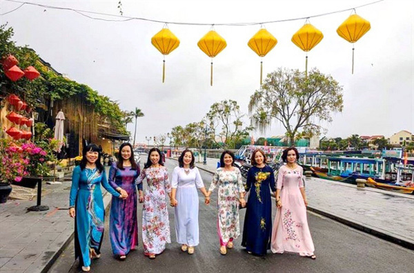 Vietnamese women encouraged to wear ao dai for week-long cultural event