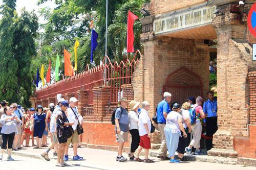 Vietnam vows to restructure tourism markets