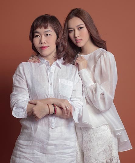 Á hậu Tường San khoe mẹ trẻ trung, bố doanh nhân cao 1m80