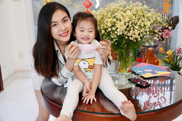 Hotmom nổi tiếng phòng dịch ‘từ nhà ra phố’