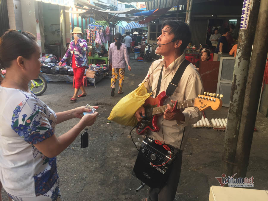 Người hành khất mù tìm mẹ trong vô vọng