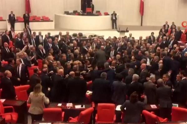 Tranh cãi vì khủng hoảng Syria, các nghị sĩ Thổ Nhĩ Kỳ hỗn chiến giữa quốc hội