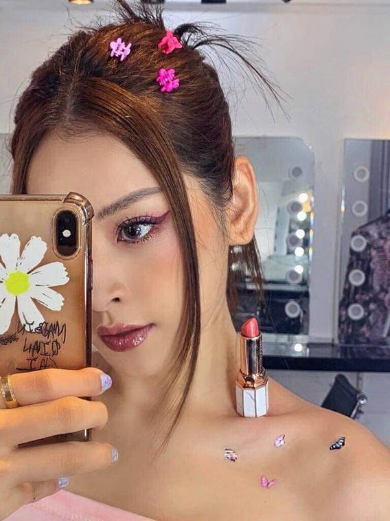 Chi Pu khoe khéo bờ vai gọn gàng quyến rũ