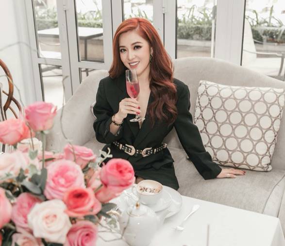 Chi Pu khoe khéo bờ vai gọn gàng quyến rũ