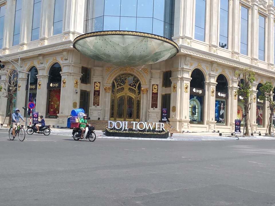Bồn hoa không phép của Doji Tower để ngăn người đi bộ, đảm bảo giao thông