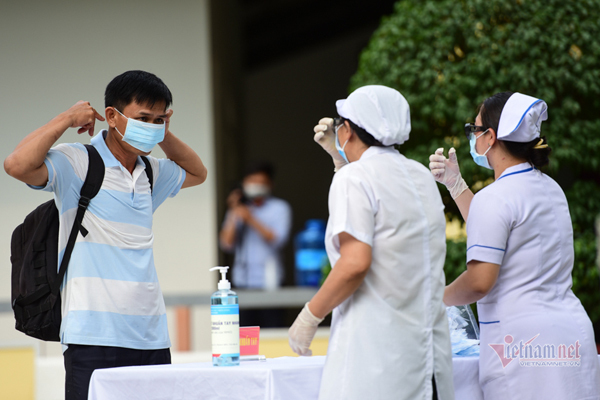Hà Nội đang cách ly hơn 4.000 người, khai báo y tế với tất cả khách từ châu Âu