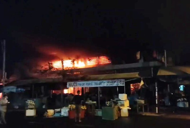 Chợ Thanh Quýt chìm trong biển lửa, gần trăm ki ốt bị thành tro