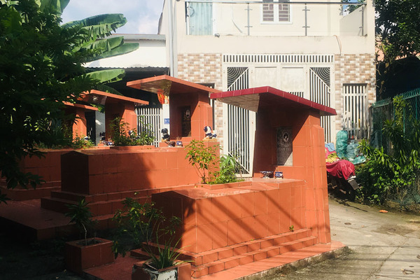 Đến tháng bốc mộ, cán bộ phường phải làm việc xuyên đêm