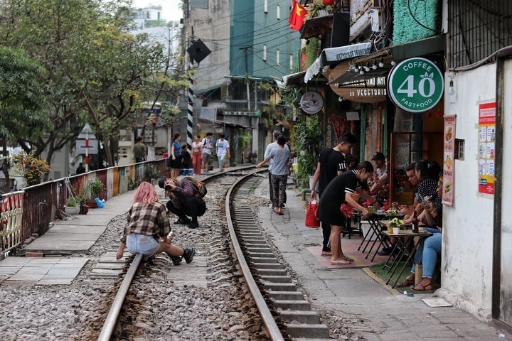 Tour agencies banned from bringing tourists to the train track cafe