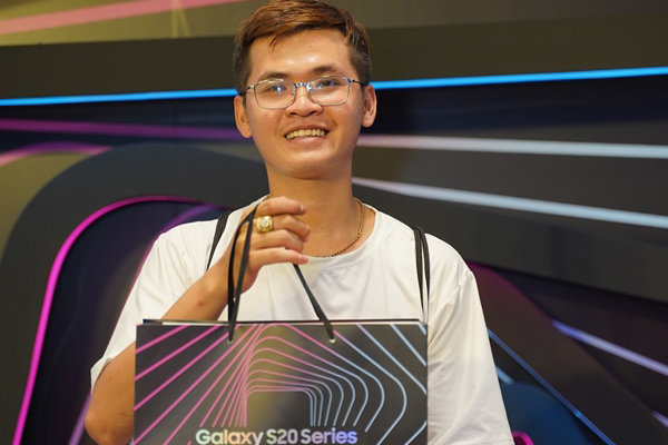 Giới trẻ Sài Gòn háo hức xếp hàng mua Galaxy S20 series trong ngày mở bán