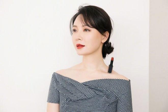 Dân mạng Việt bắt trend đặt son lên xương quai xanh khoe vai quyến rũ