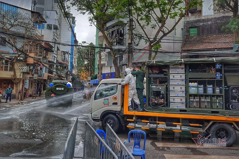 Phố Trúc Bạch cách ly, khử trùng, tiếp tế thực phẩm qua barie