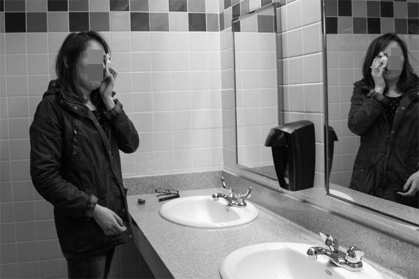 Vợ bị chồng nhốt vào nhà tắm vì nghi nhiễm Covid-19 ở Lithuania