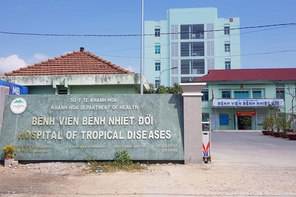Bác sĩ khám cho nữ bệnh nhân nhiễm Covid-19 tự nguyện cách ly ở Khánh Hòa