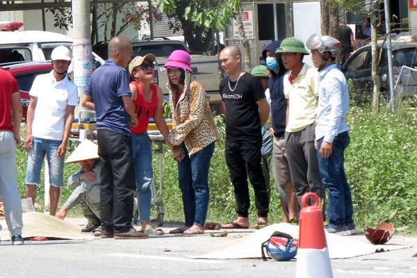 Trên đường về quê, 2 mẹ con bị xe tải cán tử vong ở Nghệ An