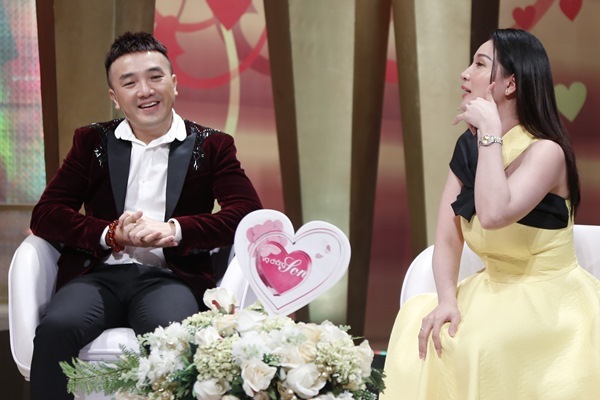 Dương Ngọc Thái đỏ mặt khi bị nhắc chuyện 'dụ dỗ' vợ kém 12 tuổi