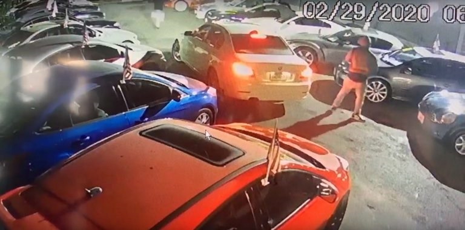 Đột nhập showroom trộm 3 xe sang, phá hủy nhiều xe khác