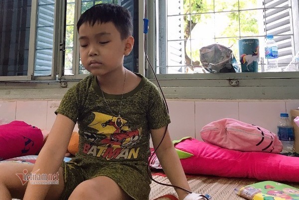 Nhói lòng bé trai mù lòa do ung thư, tìm cha mẹ trong sợ hãi