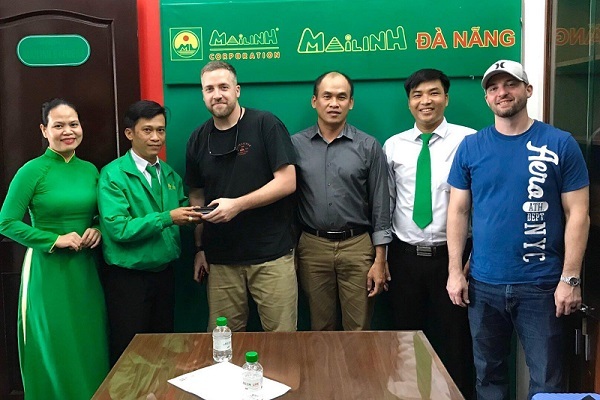 Tài xế taxi trả lại ví tiền và điện thoại cho thủy thủ tàu sân bay Mỹ bỏ quên